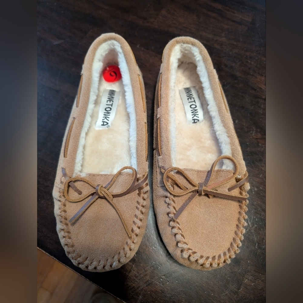 Minnetonka Cally Leather Slippers, Women's 6, Tan. NWOT